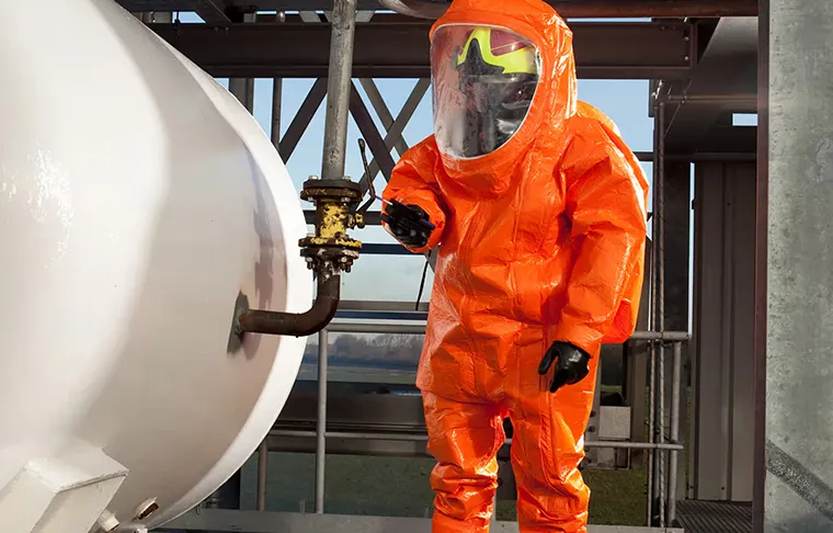 Traje de Protección Química Nivel A vs Nivel B Cuál Usar en Operaciones de Petróleo y Gas
